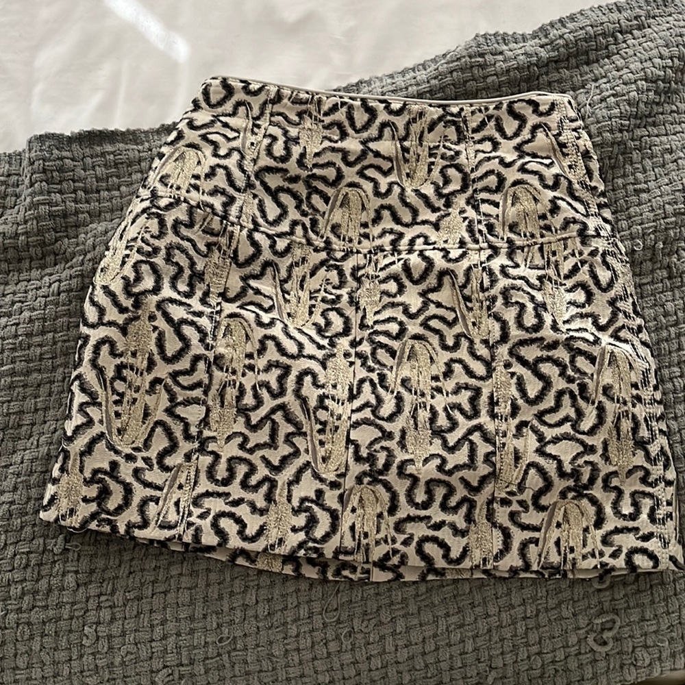 Fun pencil skirt with chita and gold print
